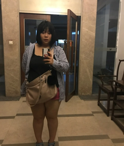 芸芸慢慢长大,十六七岁时身高一米五六,身宽体胖,体重在150斤左右