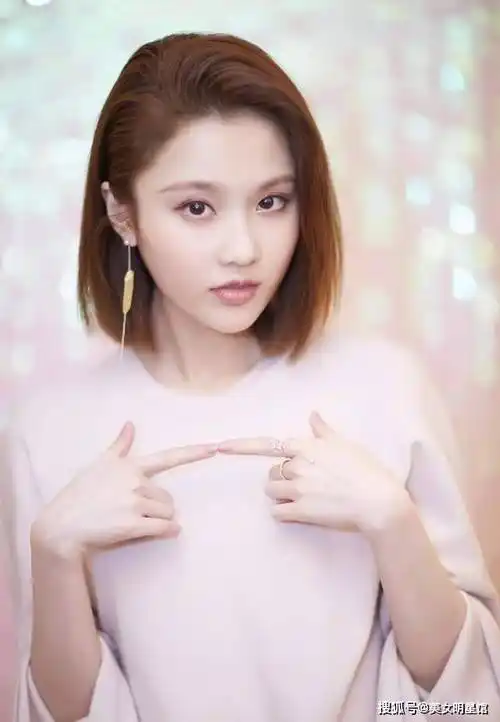 不愧是最美"谋女郎"!30岁张文慧,清纯中透着性感!_张慧雯_事业_明星