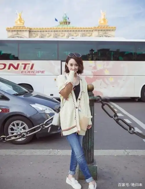 赵丽颖身材太娇小,穿紧身针织衫像"童装"似的,这比例让人羡慕