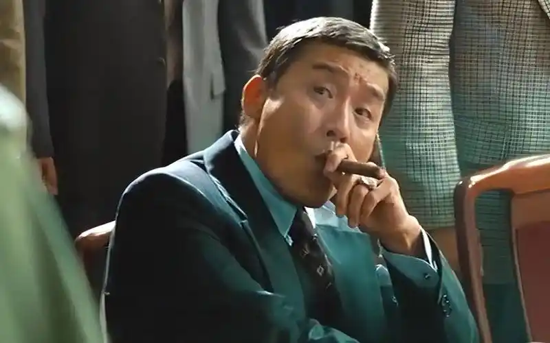 金钱帝国:梁家辉最嚣张的一部电影,贪污100亿港币不说,还逼属下娶自己