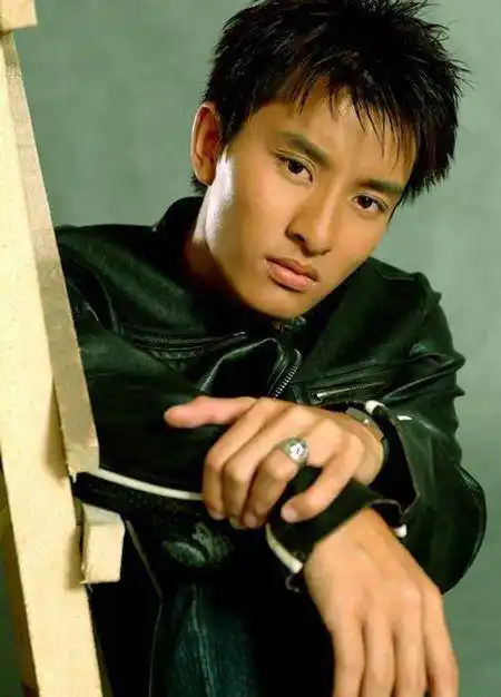 贾乃亮晒出近照,面色很黑嘴似香肠,粉丝都快认不出_照片_网友_蚊子