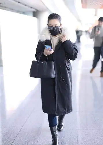 秦海璐街拍:派克棉衣皮靴 优雅休闲