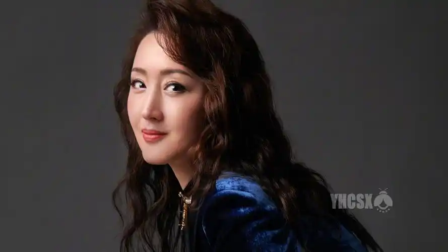 原创杨钰莹晒罕见波浪卷发美照展现全新成熟女人味御姐范十足