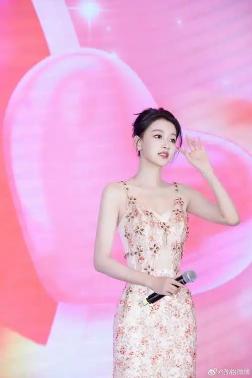 孙怡营业,吊带裙优雅美丽