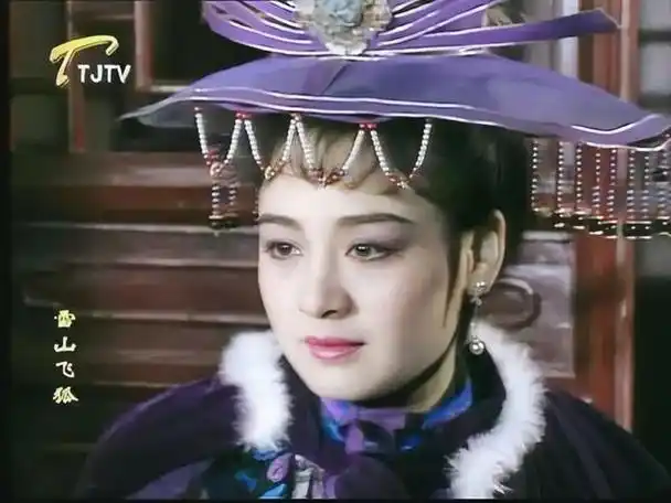 还记得《雪山飞狐》里的袁紫衣吗,如今她成了画家