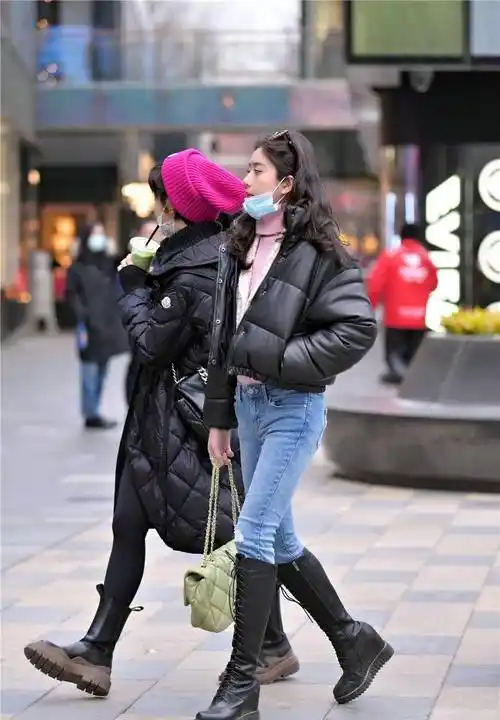 紧身牛仔裤搭配过膝长靴,春季的经典搭配,你会这样穿搭么?