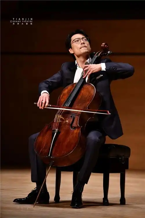 青年钢琴家牛丰在天津大剧院上演了"时间简史——大提琴独奏音乐会"