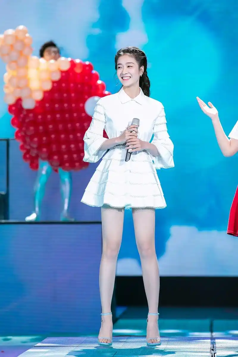 组图:张雪迎甜美亮相五四晚会 喜获优秀青年称号 _高清图集_新浪网