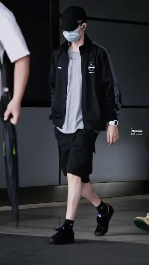 原创王一博在后台的一些记录,自己去领盒饭,推着绿色行李箱排队