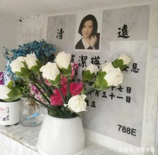 蓝洁瑛被祭拜却有人行佛教之礼,墓碑被"烧"变样已看不清碑文