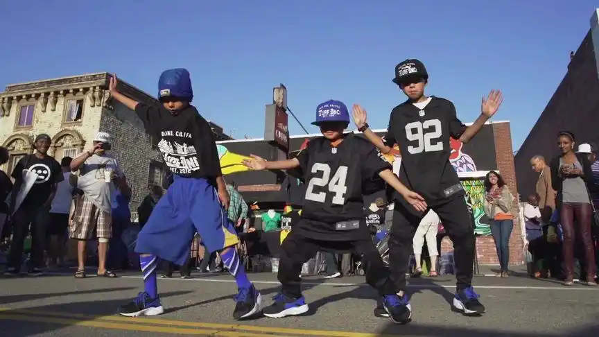 四个小孩儿跳街舞,一个比一个会摆酷