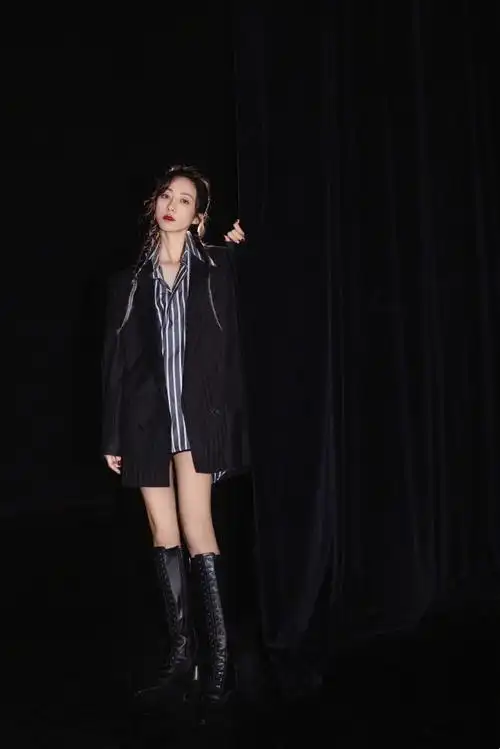 果然颜值高造型好驾驭,韩雪小辫子西装长靴造型,可爱又御姐