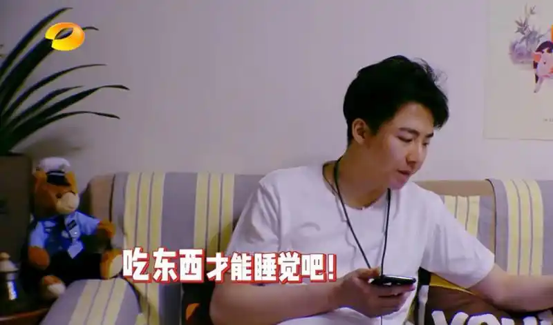 刘宇宁节目中卸妆,无滤镜下真实容貌曝光,痘痘明显,顿时苍老了