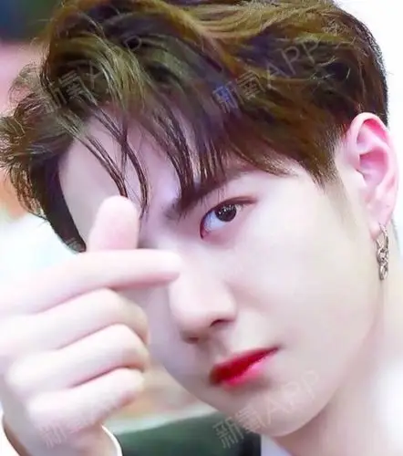 先看他以前的侧面长这样:不过王一博的牙齿确实应该是整过了