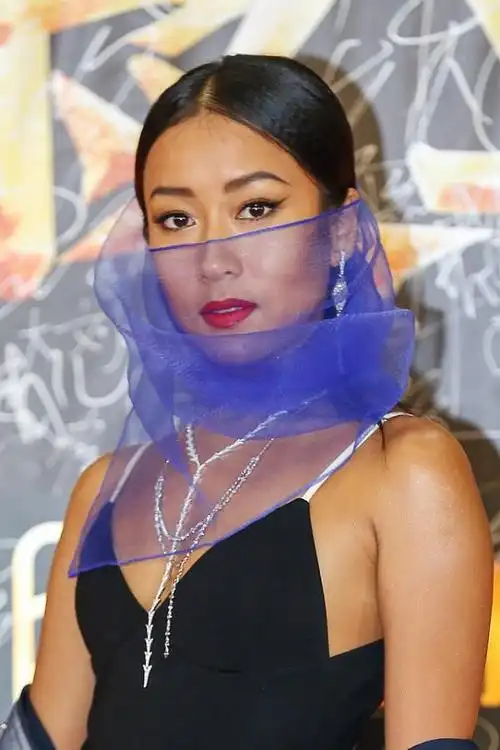 吉克隽逸真不愧是黑珍珠一身亮片搭配更能显出高级魅惑感