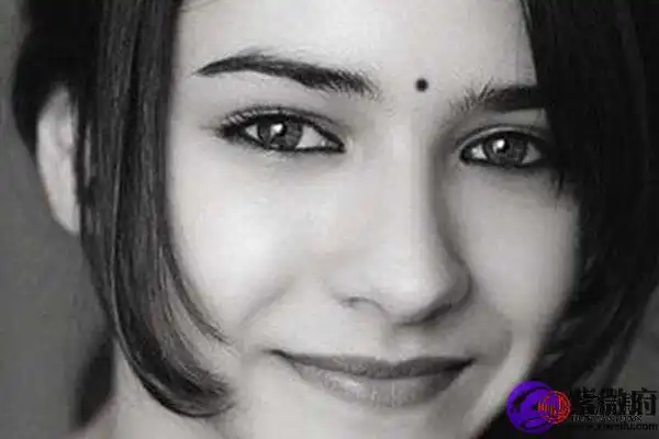 与佛道有缘,痣是红色的为大贵,女命眉心中间有红痣为美人痣,朱砂痣,能