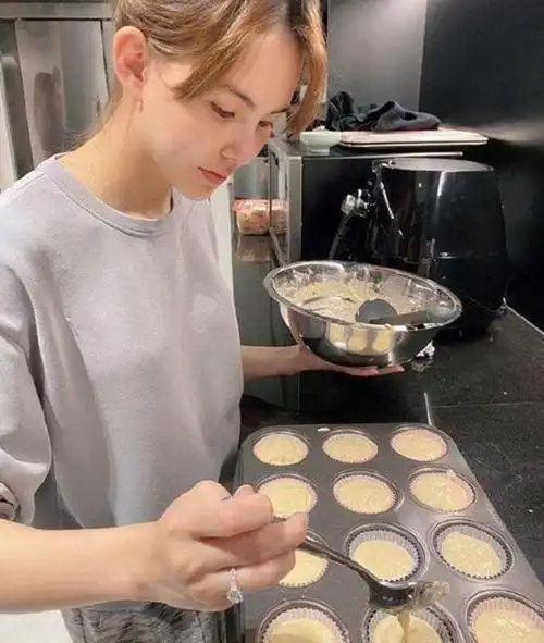 28岁昆凌晒三胎孕照肚子明显凸起手戴800万鸽子蛋钻戒贼有范