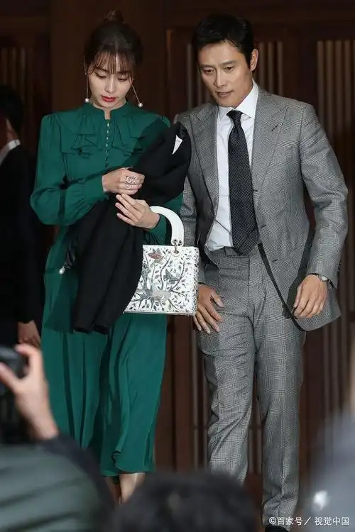 39岁韩流女神李贞贤终于嫁了,老公是小3岁圈外人,婚纱照被曝光