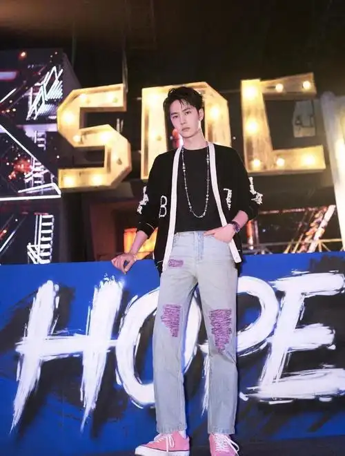 王一博打破常规穿西装配运动鞋亮相活动造型简洁帅气