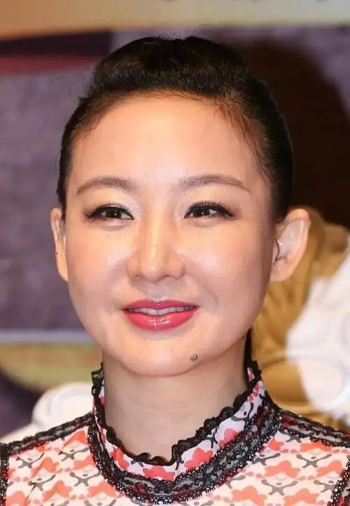 买红妹穿衣也太花花了吧,这样老土的花纹,也就她能驾驭