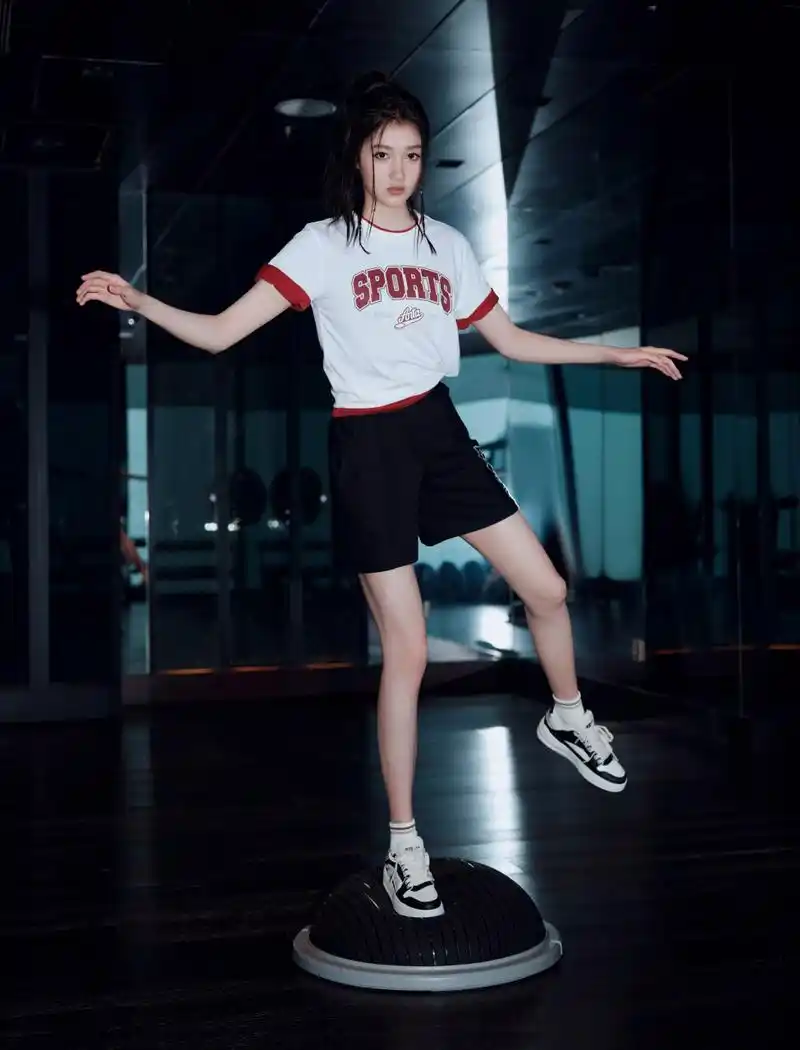 关晓彤亮片雀斑妆##关晓彤运动编发#  今日南京线下活动,复古街头