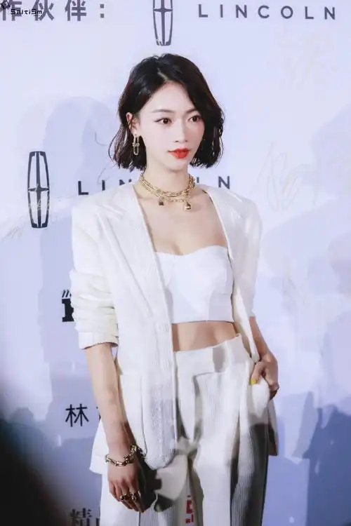 费加罗风尚盛典##吴谨言月光白抹胸套装