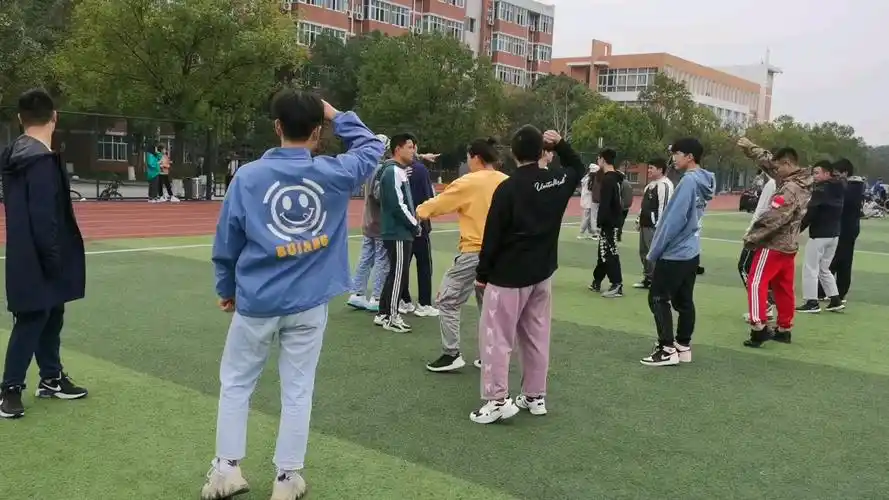 现代大学生体育课打拳