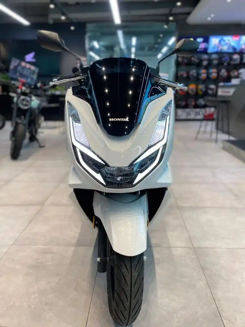 变速自动挡 四冲程水冷发动机96带abs 五种颜色 黑 白 红 蓝 银