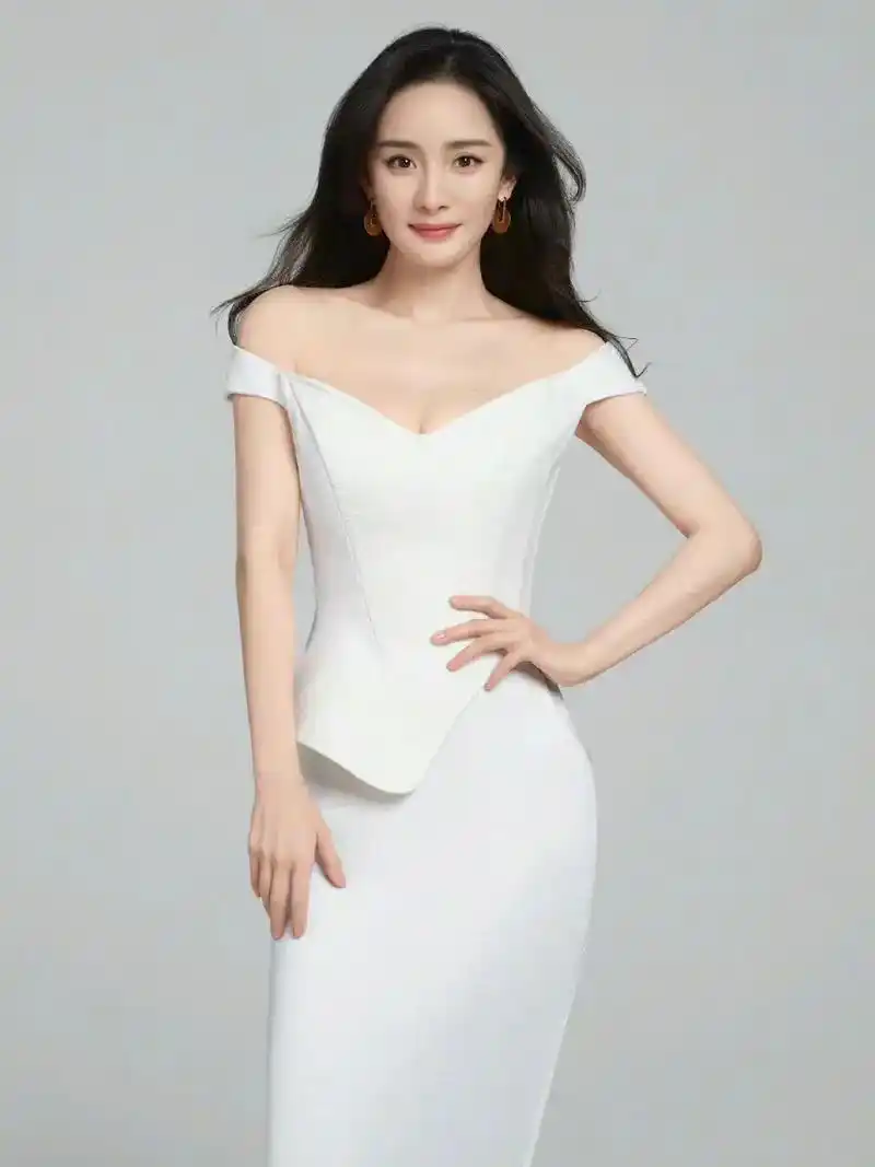 杨幂白色露肩长裙大片气质温婉  每一次都温柔得让人惊艳  - 抖音