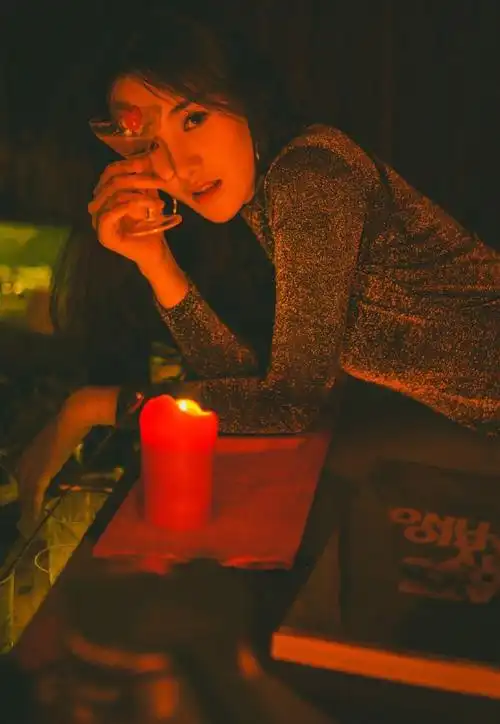 性感长发美女酒吧妩媚妖娆写真图片