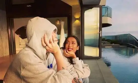 她在网上透露,吉克隽逸婚后经常在朋友圈发一些只有刘石坚可以看到的"