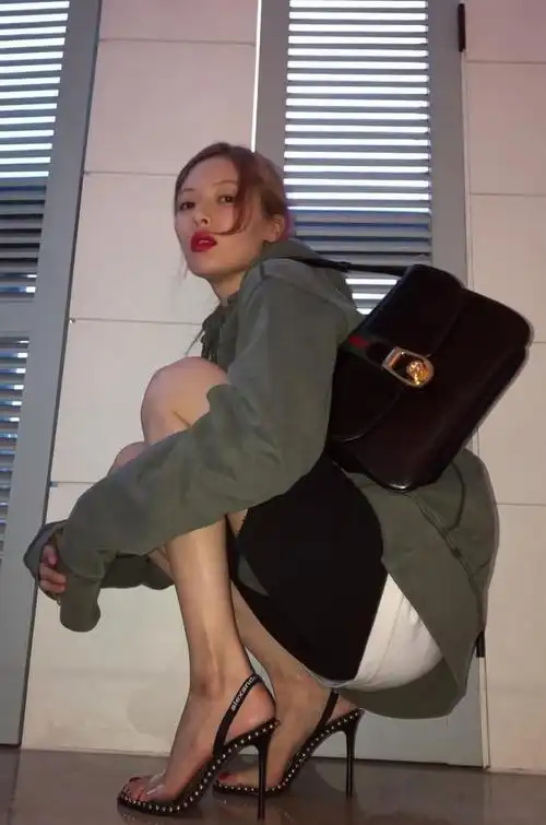 金泫雅本想秀个美腿,不料火了脚上的鞋,网友:踩的是圆珠笔?