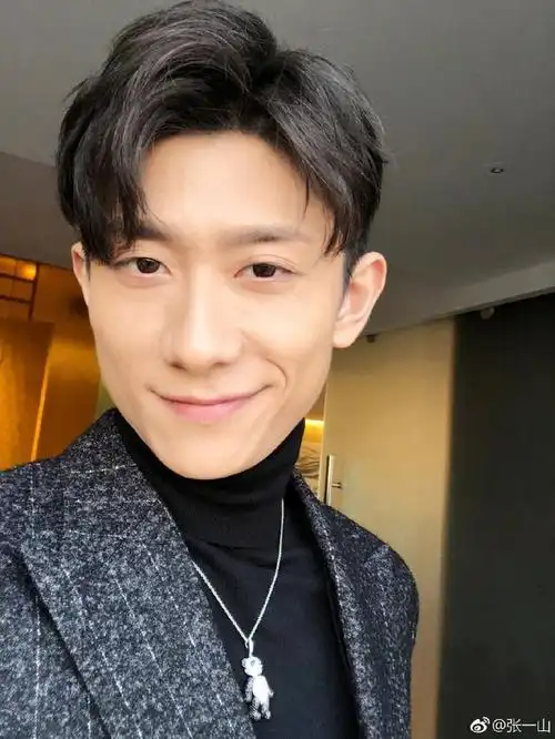 张一山光头亮相化身"韦小宝"