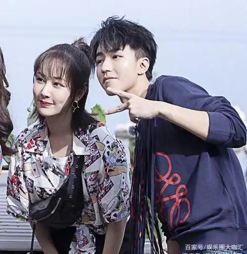 杨紫王俊凯深夜聚会唱k,中餐厅梳头姐弟再次合体