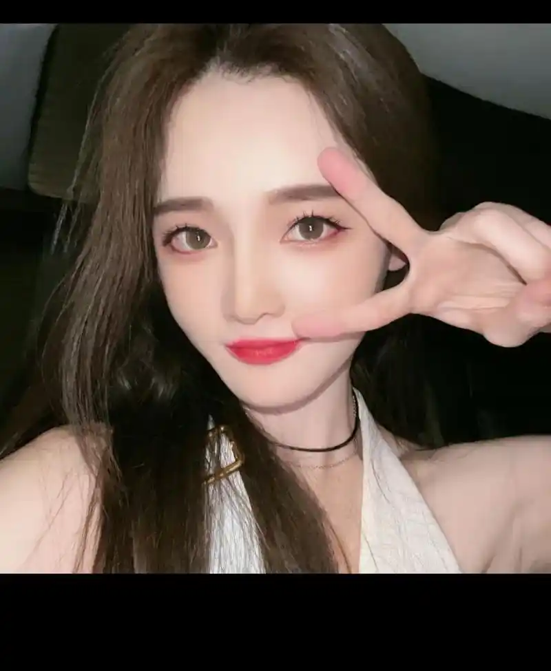 网红歌手  戴羽彤  yy旗下女艺人 中国内地女歌手戴羽彤,1997年4月12