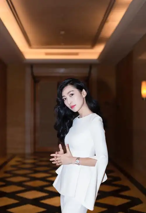 女演员陶昕然极简主义性感写真