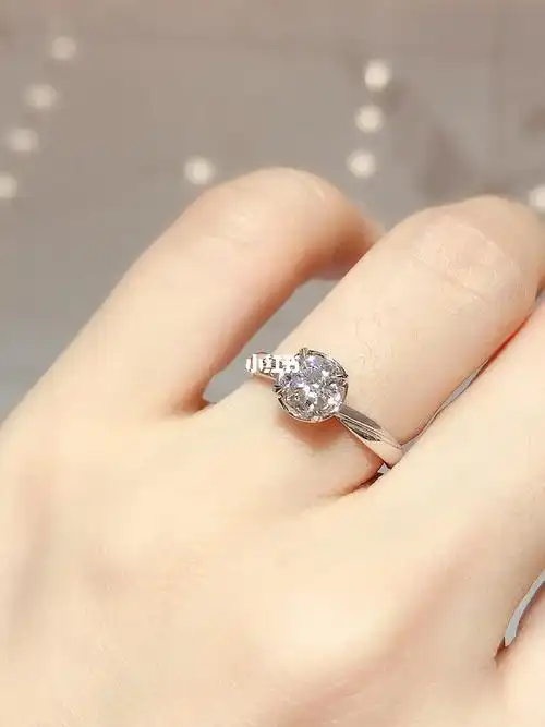 再上手效果的真的太好看了99众多钻戒款式,一眼就被这款女戒深深的