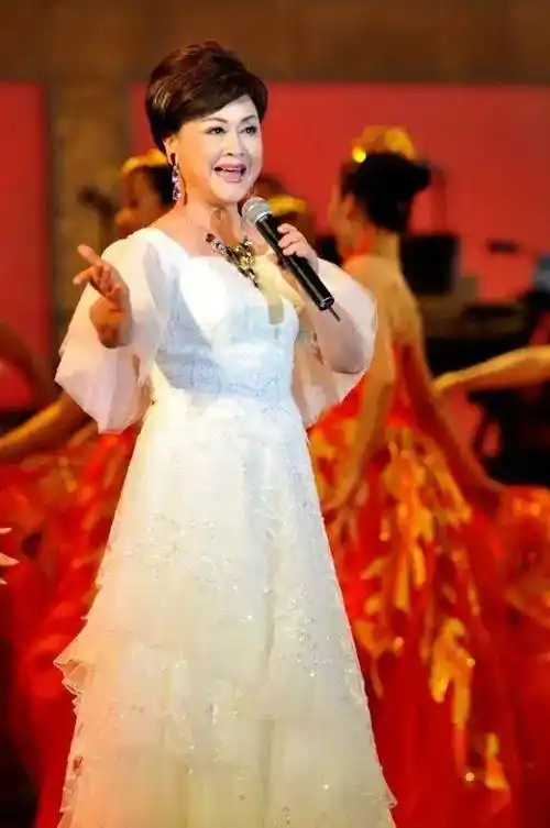 不戴假发的李谷一太真实!