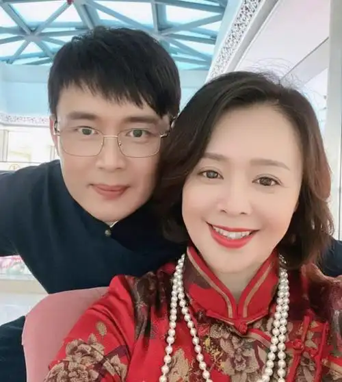 出道23年不温不火,有好老公和帅儿子已知足|李晔|何琳|胡军|胡兵|演员