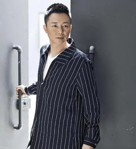 说来,他今年年龄已经快50岁了,只是,刘奕君比同龄的男演员更加年轻