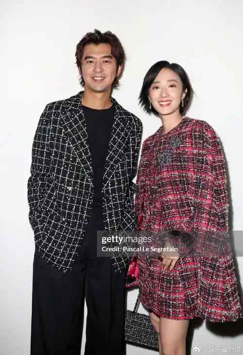 陈柏霖桂纶镁坐一起#陈柏霖桂纶镁巴黎看秀坐一起 蓝色大门cp同苛了