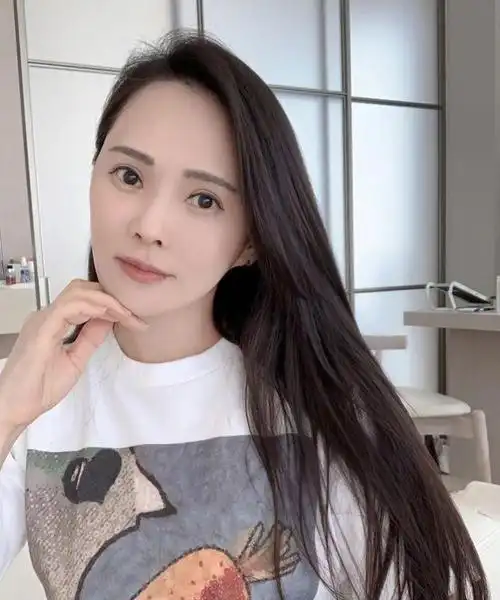 伊能静是娱乐圈内公认的"不老女神",出生于1968年的她19岁时进入娱乐