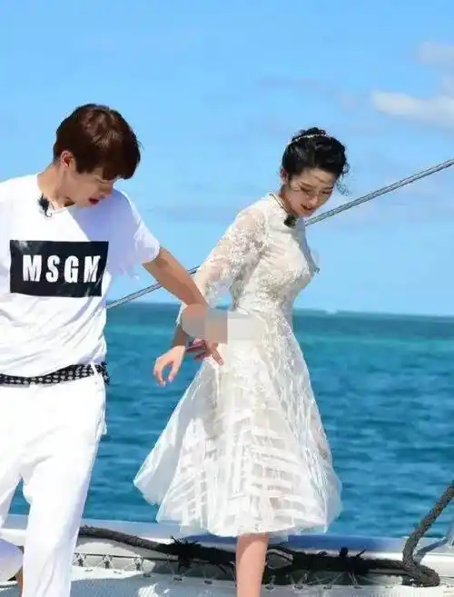 李沁和魏大勋游艇嬉戏,穿半透明裙子太性感,李沁被举起时,脚放的位置