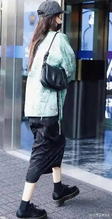 杨幂现身杭州机场,国风味十足