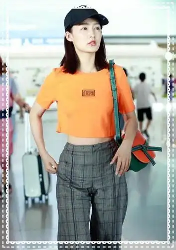 李沁穿露脐装秀蚂蚁腰,却被赘肉抢镜,网友:去健身房练练再来吧