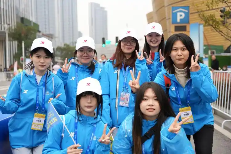 樱花季越江湖雕塑与公共艺术学院志愿者积极参与2024武汉马拉松志愿