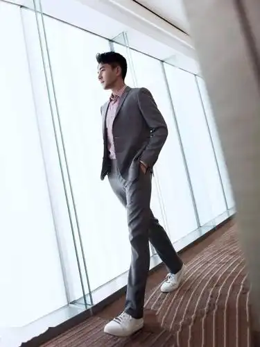 学刘恺威这样搭配,帅气显年轻_手机搜狐网