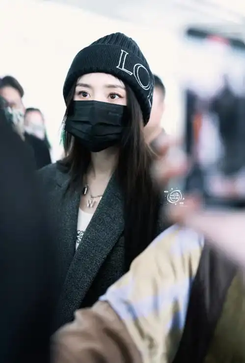 组图:杨幂机场出发巴黎时装周 西装短裙造型秀纤细美腿