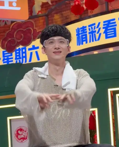 白敬亭玩泼水游戏好迷人##你好星期六