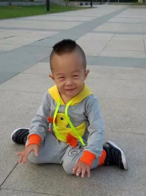 爸爸给涂涂剪了个桃子头太可爱了